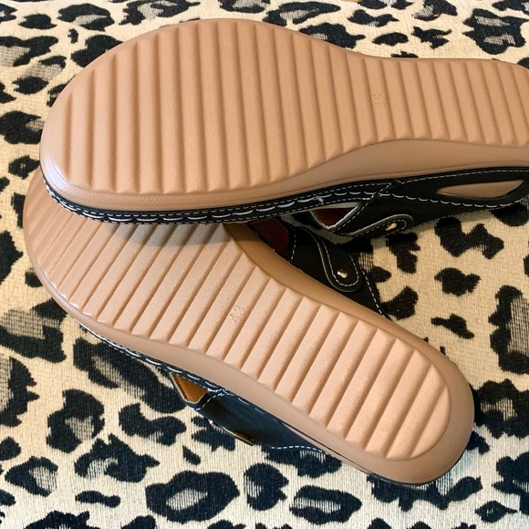 NWOT- WOMENS RHINESTONE EMBELLISHED THONG SANDALS., SOFT SOLE❤️ - Picture 5 of 5